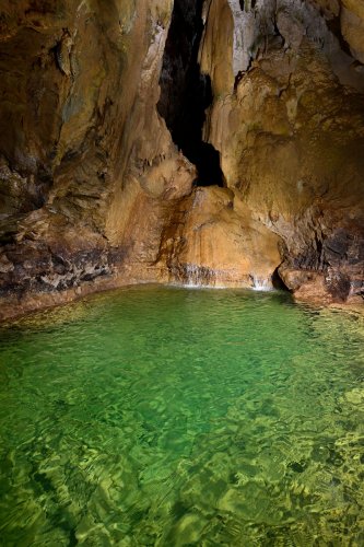 Grotte de Labouiche (Ariège) - La cascade, constituant le terminus de la visite sur la partie amont de la rivière (format vertical)(SP-23-1706)